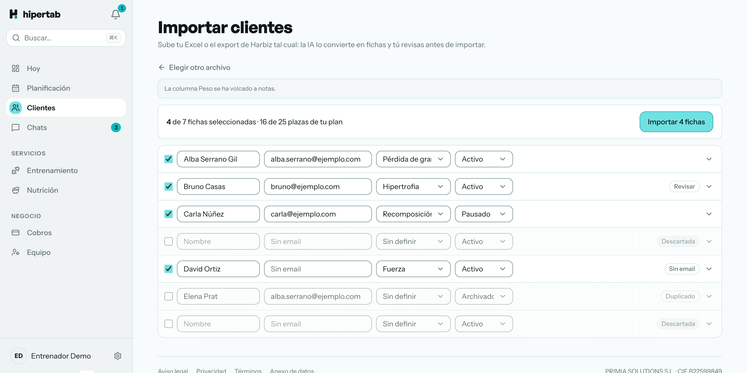 El importador tras leer una hoja de siete filas: cada cliente sale ya con nombre, email, objetivo y estado en su casilla, y las dudosas van marcadas como «Revisar», «Sin email», «Duplicado» o «Descartada». Arriba, el contador dice 4 de 7 fichas seleccionadas y 16 de 25 plazas del plan.