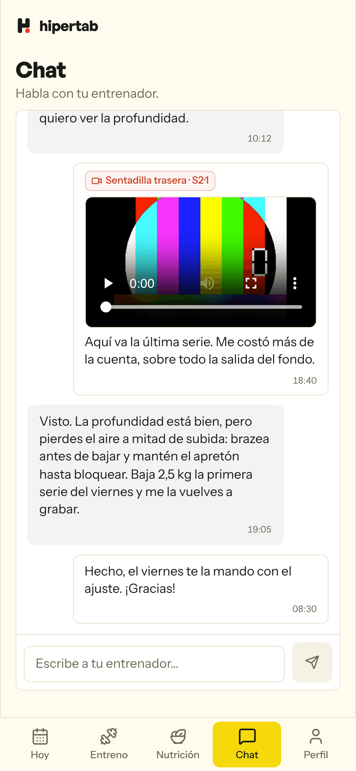 Chat del cliente con un vídeo de sentadilla enlazado a su serie y la corrección del entrenador